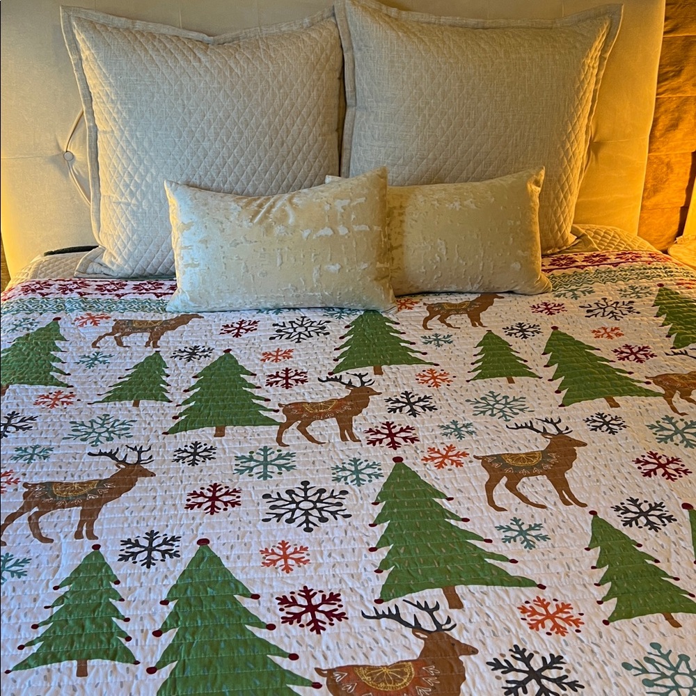 FQ Christmas Quilt: Reversible, Festive Reindeer, Christmas Trees, Snowflakes